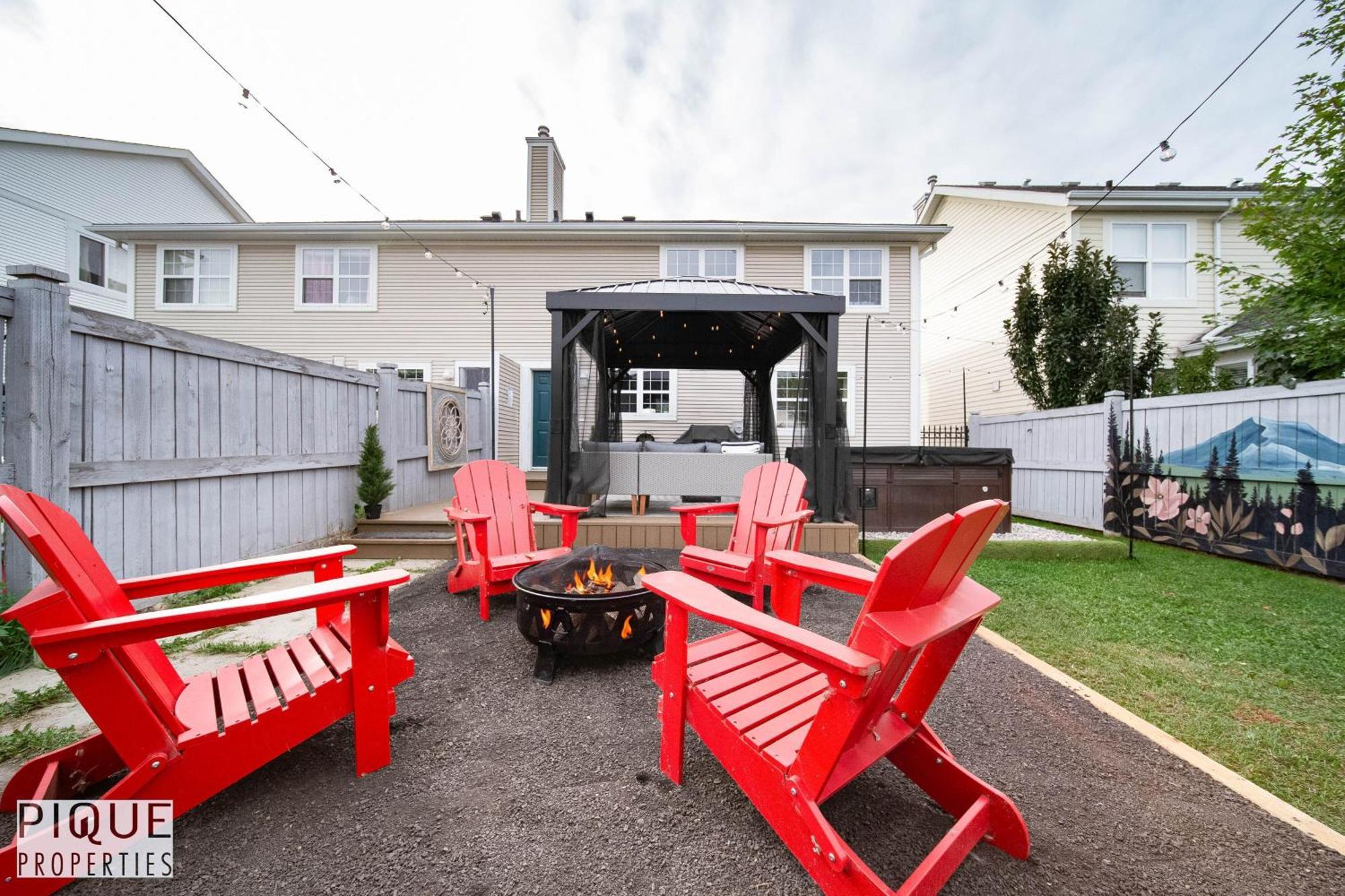 5 Bedroom Nordic Home, Pet Friendly, Garage, Wifi, Foosball! Edmonton Exterior photo