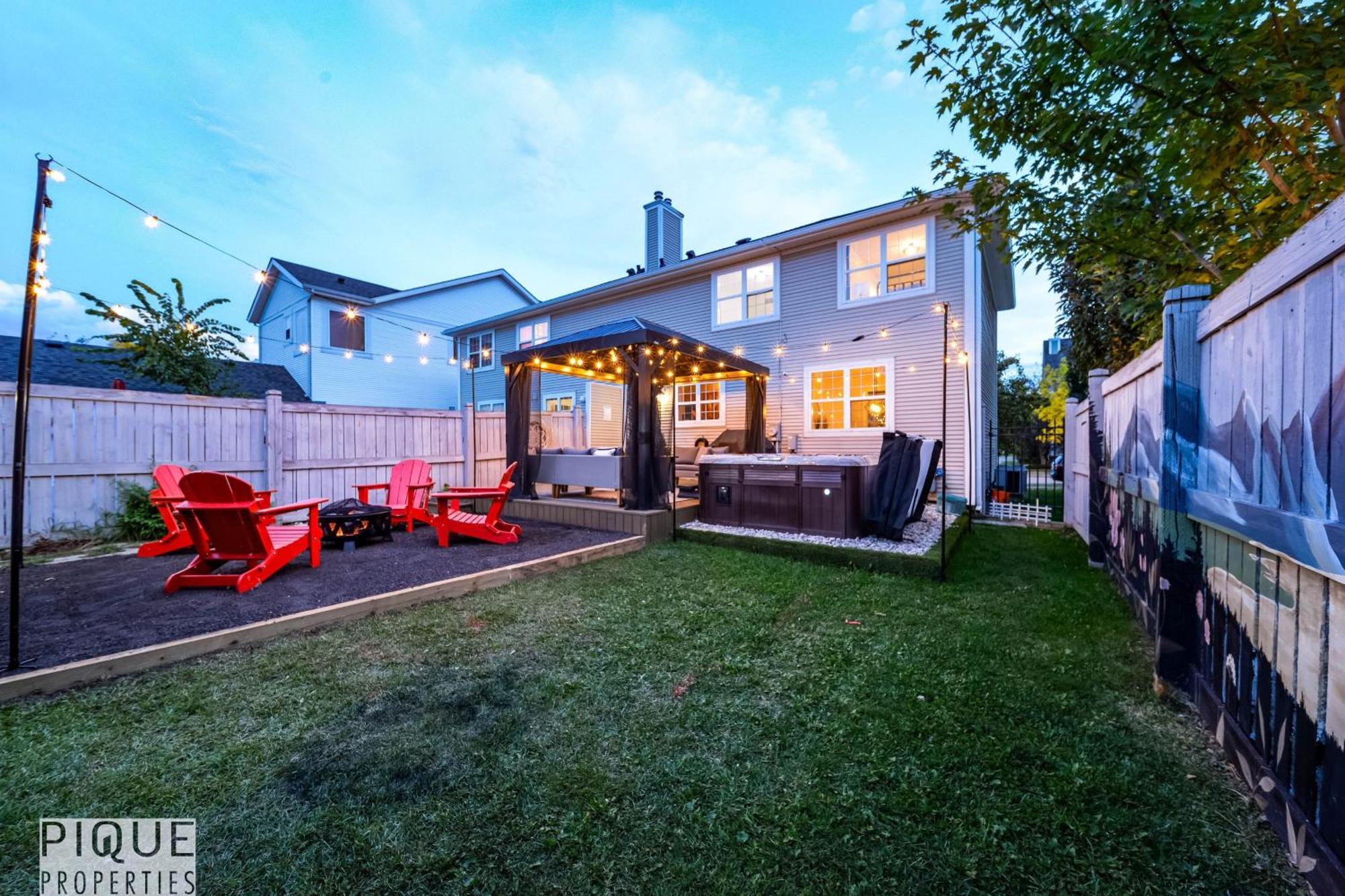 5 Bedroom Nordic Home, Pet Friendly, Garage, Wifi, Foosball! Edmonton Exterior photo